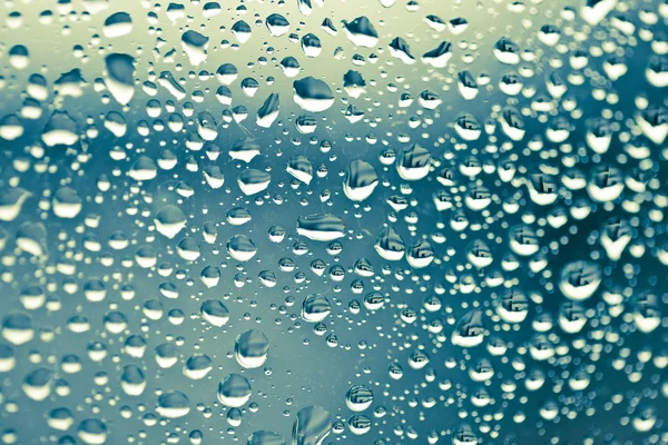 Vatten droppar på fönsterbakgrund — Stockfoto