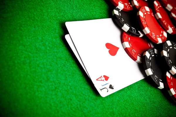 黒と赤のポーカー チップをバック グラウンドで — ストック写真