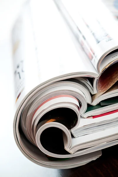 Stack av öppna färgglada tidningar - närbild — Stockfoto