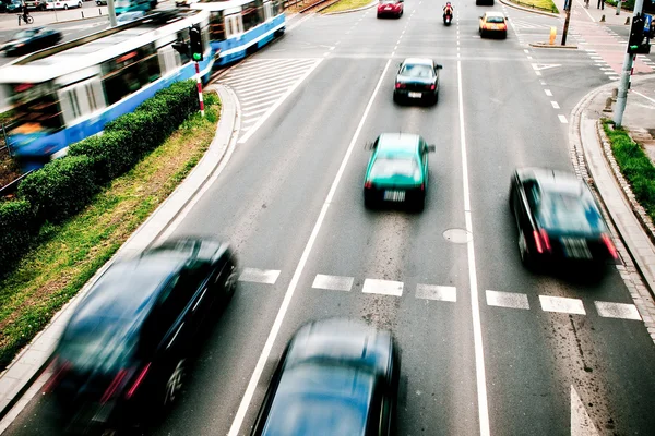 Auto's in motion blur op een straat van wroclaw - cit — Stockfoto
