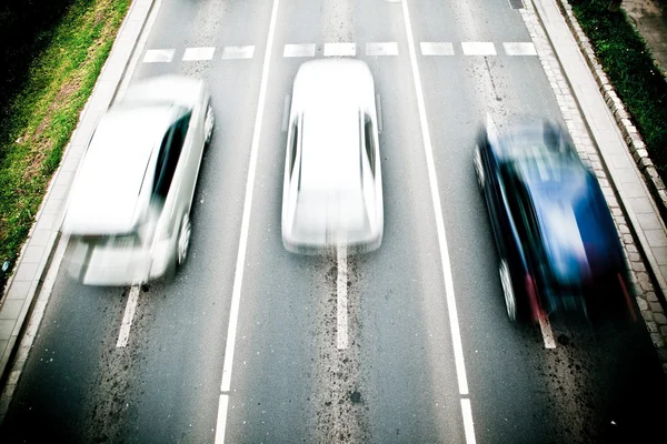 Auto's in motion blur op een straat van wroclaw - cit — Stockfoto