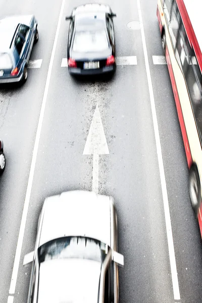 Bilar i rörelse oskärpa på en gata i wroclaw — Stockfoto