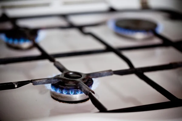 Flammes de cuisinière à gaz de cuisine domestique — Photo
