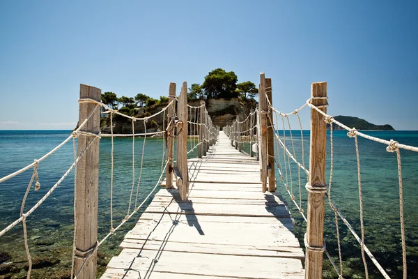 Ponte di legno con corde su un mare a Zakhyntos — Foto Stock
