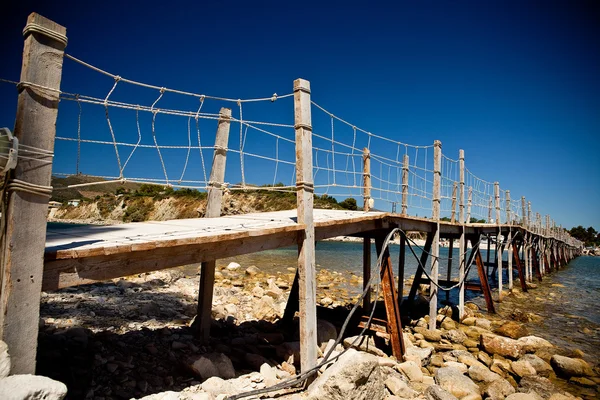 Puente de madera con cuerdas sobre un río en Zakhynt —  Fotos de Stock