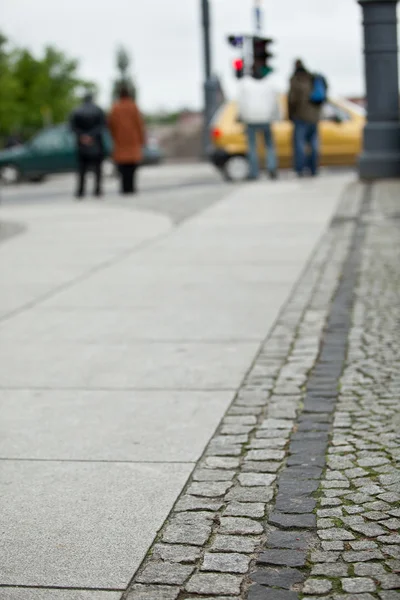Fußgänger überqueren eine Straße der Großstadt — Stockfoto