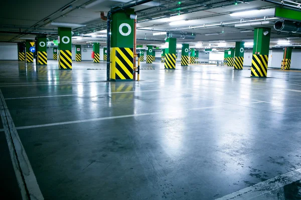 Estacionamento garagem, interior subterrâneo sem carro — Fotografia de Stock