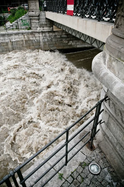 Översvämning i wroclaw - vatten som samlas under en br — Stockfoto