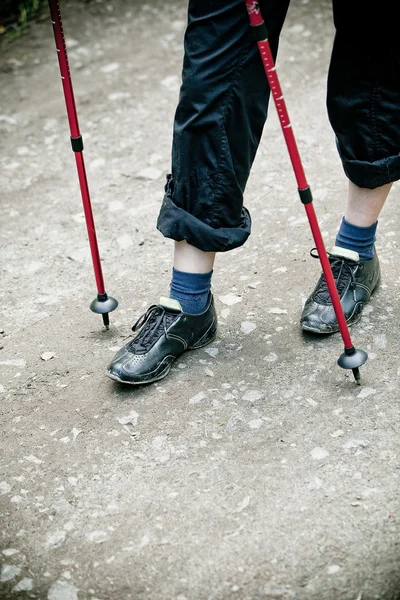 Primer plano de pies caminar nórdico — Foto de Stock