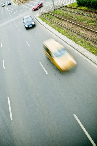 Carros em movimento borrão em uma rua de Wroclaw — Fotografia de Stock