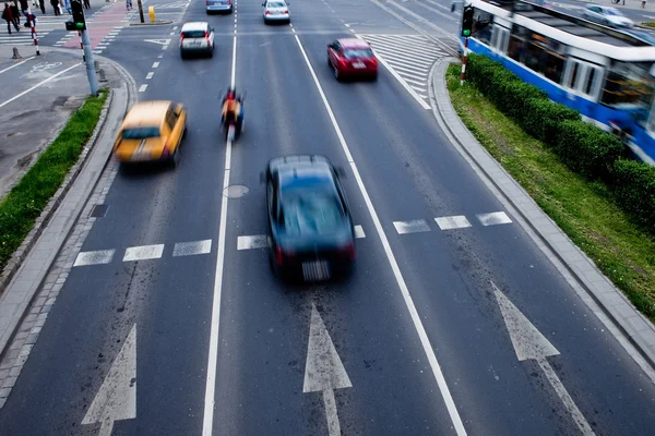 Bilar i rörelse oskärpa på en gata i wroclaw — Stockfoto