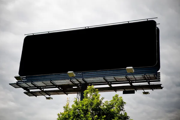 Czarny pusty reklama billboard na niebo — Zdjęcie stockowe