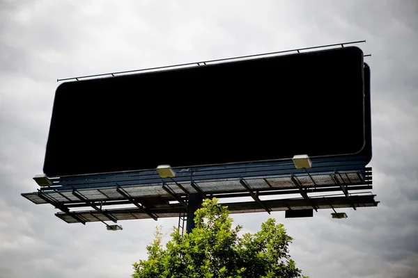 Czarny pusty reklama billboard na niebo Zdjęcia Stockowe bez tantiem