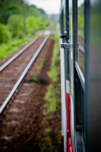 Швидка їзда на поїзді з розмиттям руху — стокове фото