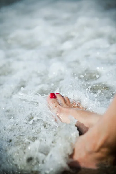 女人的脚和水溅-寂寞在海滩的日子 — 图库照片