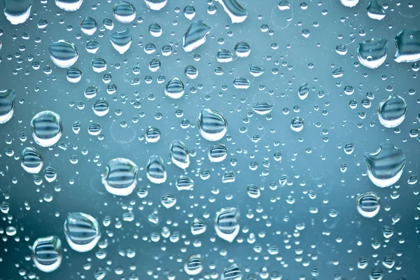 Vatten droppar på fönsterbakgrund — Stockfoto