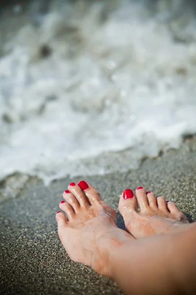Kobieta nogi - samotny dzień na plaży — Zdjęcie stockowe