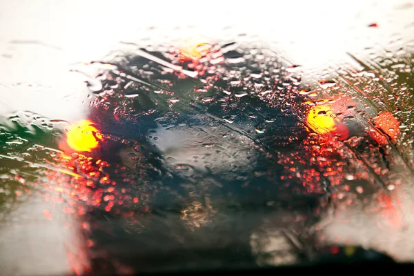 Čelní sklo automobilu v dopravní zácpě během deště — Stock fotografie