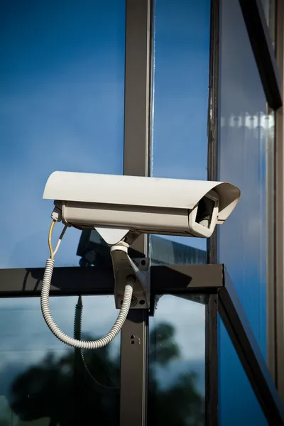 Telecamera di sicurezza collegata al business building con riflessi — Foto Stock