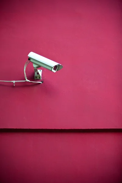 Câmera de segurança anexada no edifício vermelho — Fotografia de Stock