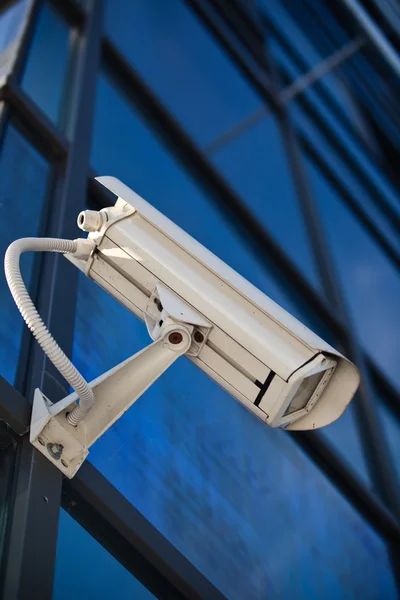 Камера безопасности на бизнес-здании с отражениями — стоковое фото