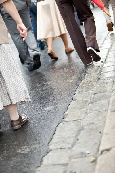 Crowd walking - grupo de caminhada juntos (borrão de movimento ) — Fotografia de Stock