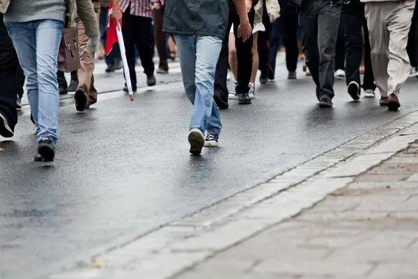 Crowd walking - gruppo di camminare insieme (motion blur ) — Foto Stock