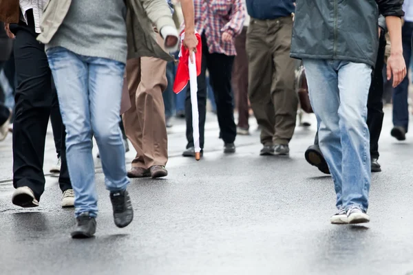 Penonton berjalan - sekelompok orang berjalan bersama-sama (gerak kabur ) — Stok Foto