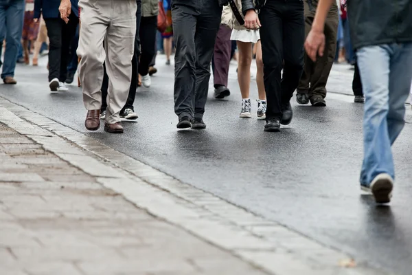 Multitud caminando - grupo de caminar juntos (desenfoque de movimiento ) —  Fotos de Stock