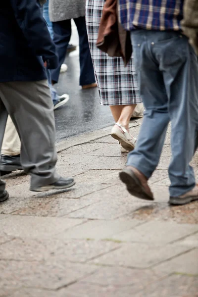 Multitud caminando - grupo de caminar juntos (desenfoque de movimiento ) — Foto de Stock