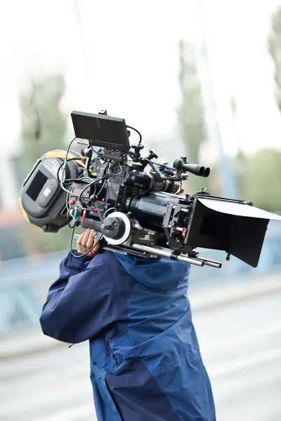 Kameran operatören bär utrustning — Stockfoto