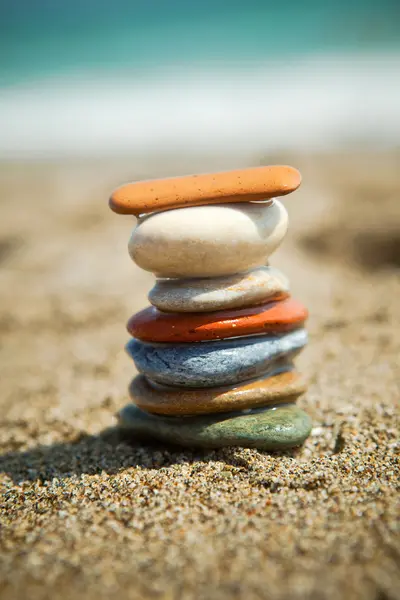 Barevné kamenné komíny na oblázkové pláži — Stock fotografie