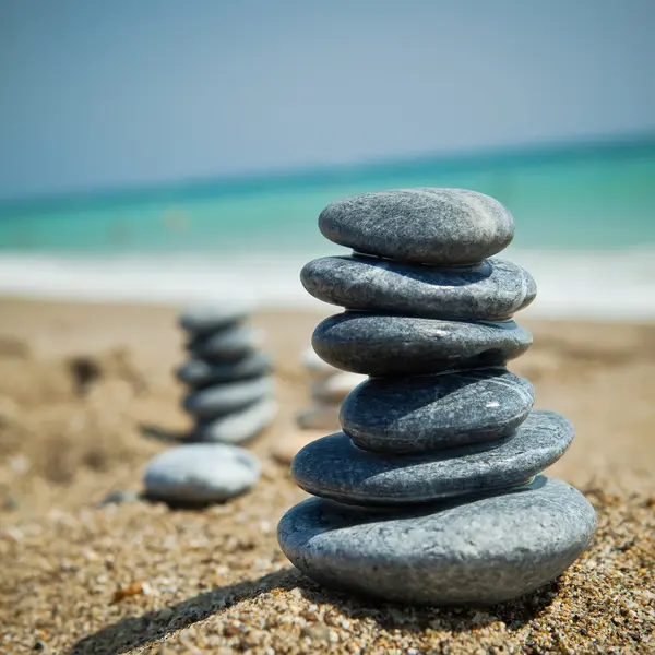 Stosy kamienia na kamienistej plaży — Zdjęcie stockowe