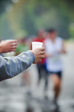 koşucu bir maraton yarışı bir su al
