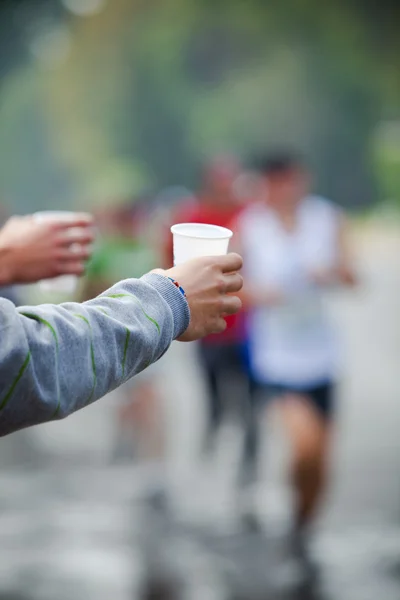 Runner nemen een water in een marathon — Stockfoto