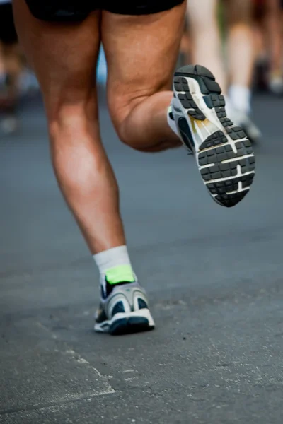 Homem correndo na maratona da cidade - borrão de movimento — Fotografia de Stock