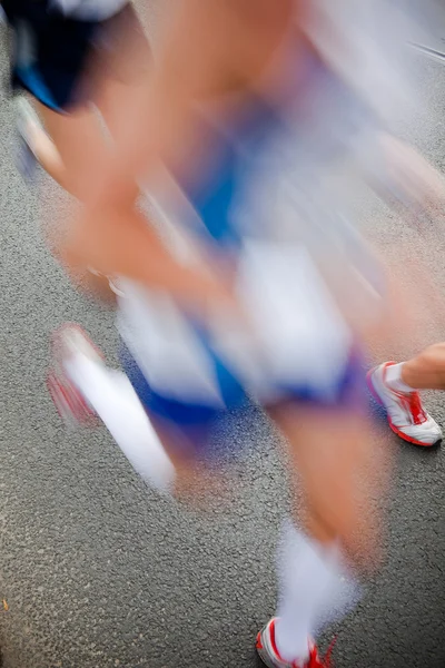 Człowiek działa w mieście maraton - rozmycie ruchu — Zdjęcie stockowe