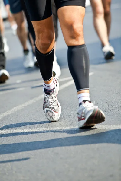 Чоловік біжить в міському марафоні - розмивання руху — стокове фото