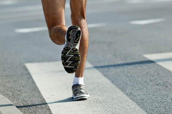 Чоловік біжить в міському марафоні - розмивання руху Стокова Картинка