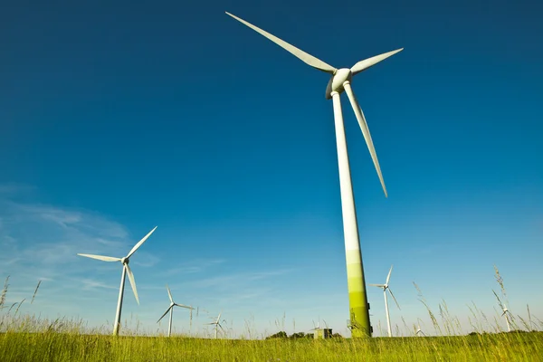 Turbina eólica - fonte de energia alternativa e verde — Fotografia de Stock