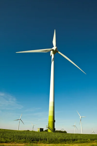 Windturbine - alternatieve en groene energiebronnen — Stockfoto
