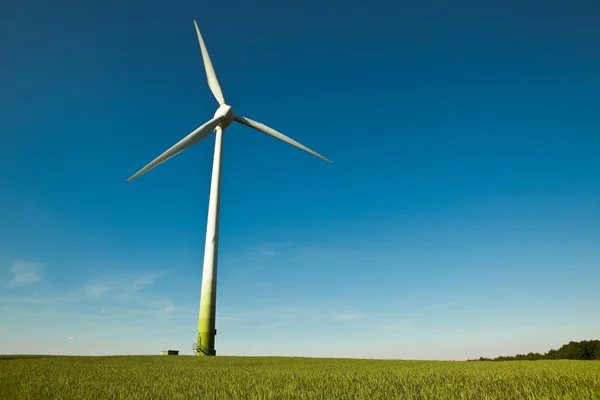 Turbina eólica - fuente de energía alternativa y verde —  Fotos de Stock