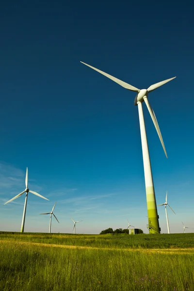 L'éolienne - une source d'énergie alternative et verte — Photo