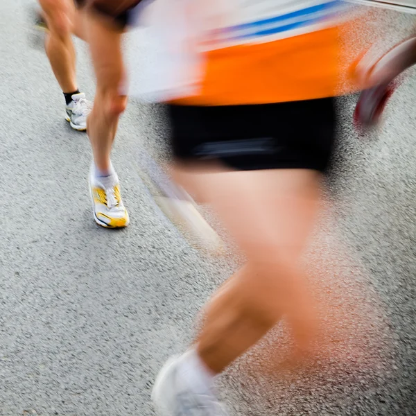 Біг у міському марафоні розмивання руху — стокове фото