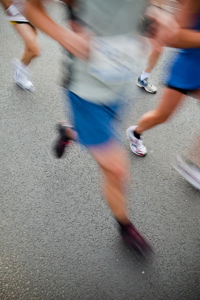 Человек бежит в городском марафоне - размытость движения — стоковое фото