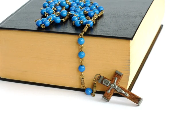 Santa Biblia y rosario — Foto de Stock