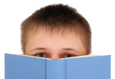 Çocuk kitap okuyor.
