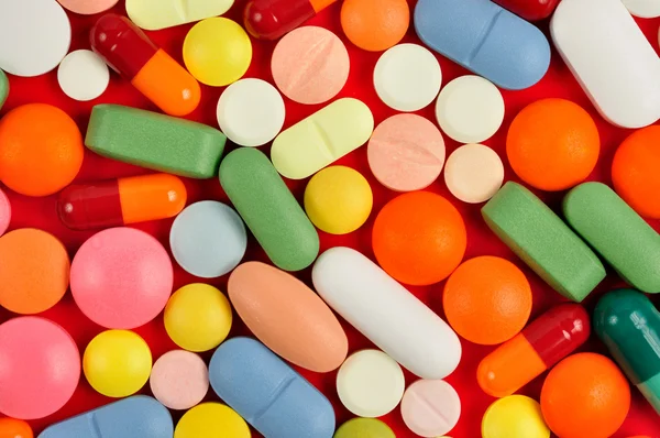 Tabletki na czerwono — Zdjęcie stockowe