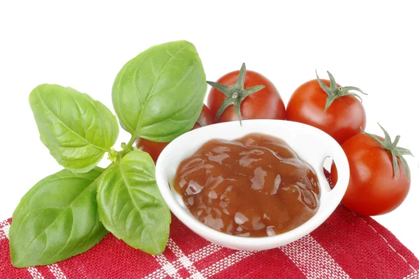 Tomates, manjericão e ketchup — Fotografia de Stock