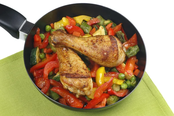 Kip benen met gebakken groenten — Stockfoto